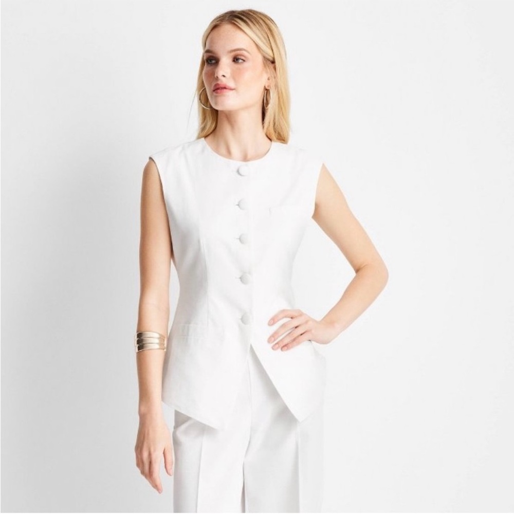 Chic White Sleeveless Blouse